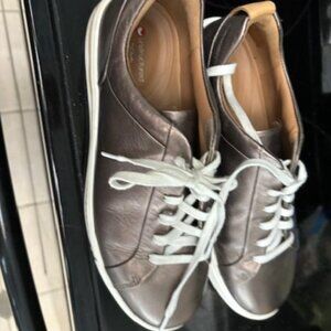 Clark's leather tennis shoe for women Size 7.5